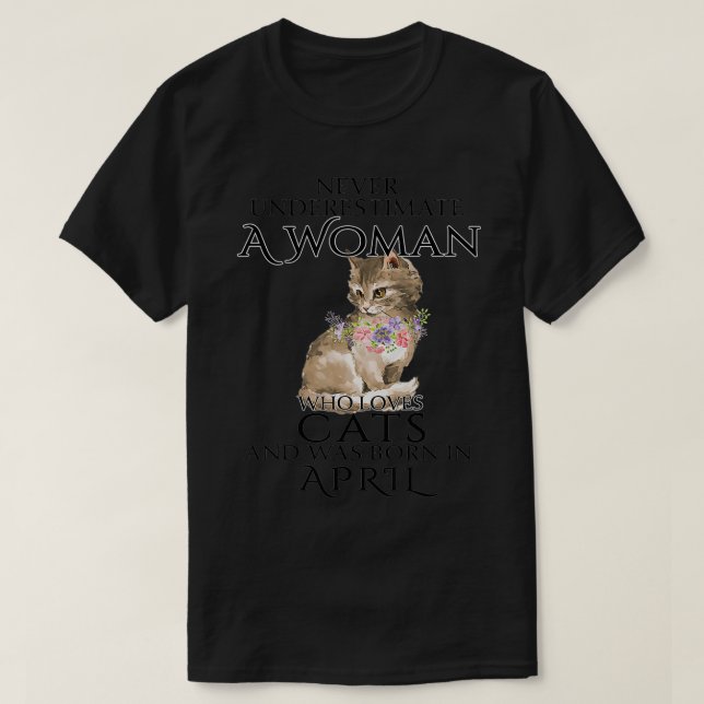 Underskatta aldrig en kvinnlig Kärlek-katt som är  T Shirt (Design framsida)