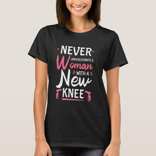 Underskatta aldrig en kvinnlig nykomling S T Shirt (Framsida)