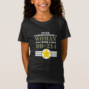 Underskatta aldrig en kvinnlig veterandag i Lyckli T Shirt