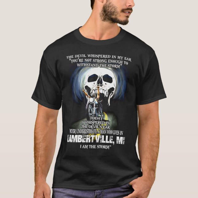 Underskatta aldrig en LAMBERTVILLE MI Man T Shirt (Framsida)