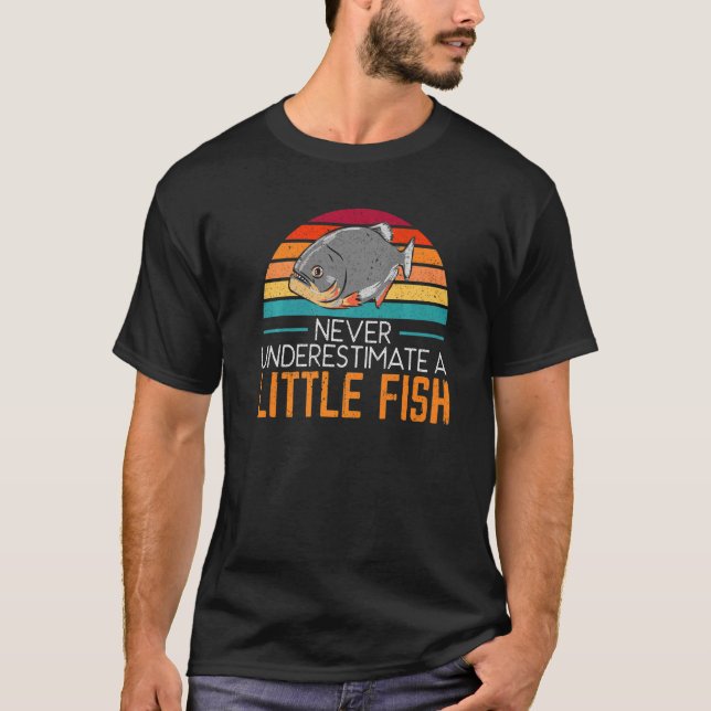 Underskatta aldrig en liten fisk från Piranha-fisk T Shirt (Framsida)