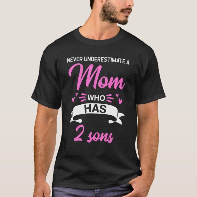 Underskatta aldrig en Mamma som har två sons-famil T Shirt (Framsida)