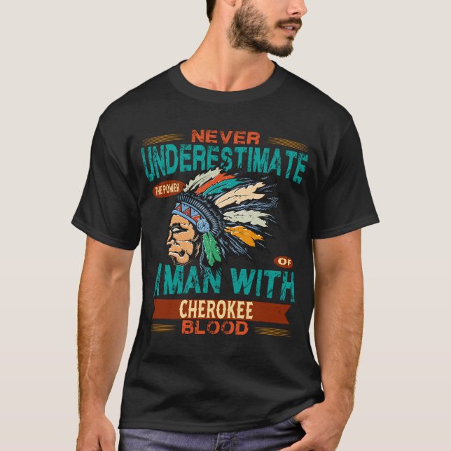 Underskatta aldrig en man med Cherokeblod T Shirt (Framsida)