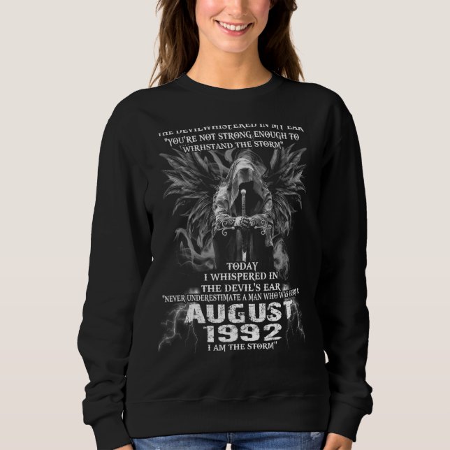 Underskatta aldrig en man som föddes i augusti 199 t shirt (Framsida)