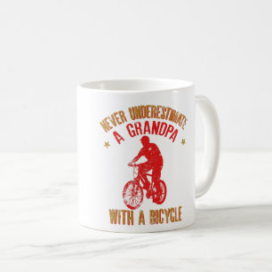 Underskatta aldrig en morfar med en cykelCoola Kaffemugg