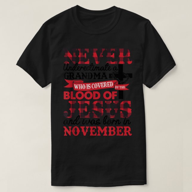 Underskatta aldrig en mormor från november måndag  t shirt (Design framsida)