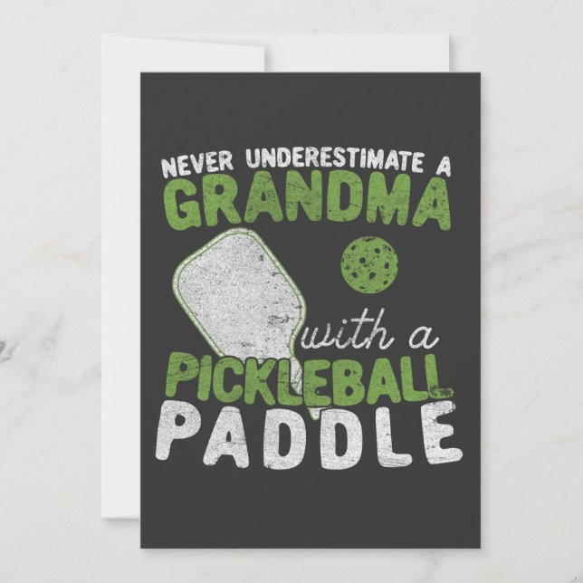 Underskatta aldrig en mormor med Pickleball Inbjudningar (Framsida)