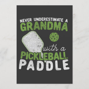 Underskatta aldrig en mormor med Pickleball Inbjudningar