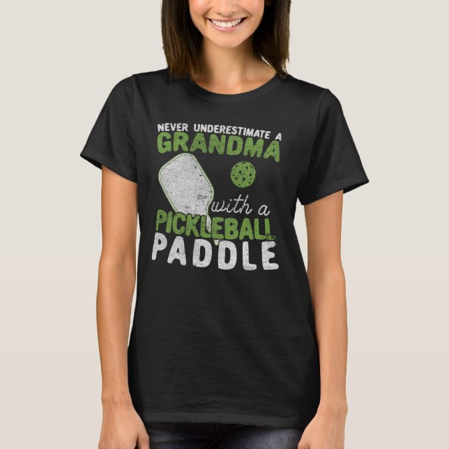 Underskatta aldrig en mormor med Pickleball T Shirt (Framsida)