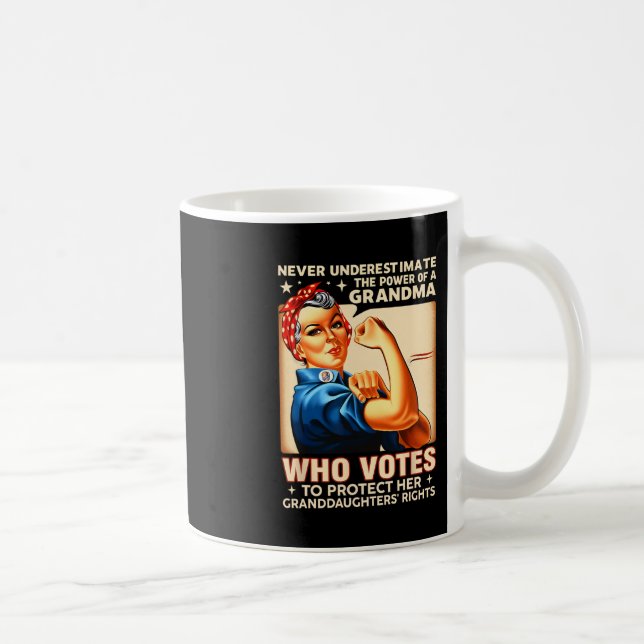 Underskatta aldrig en mormors makt som inte vill. kaffemugg (Höger)