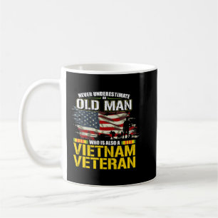 Underskatta aldrig en OLD MAN Vietnam Veteran 64 Kaffemugg