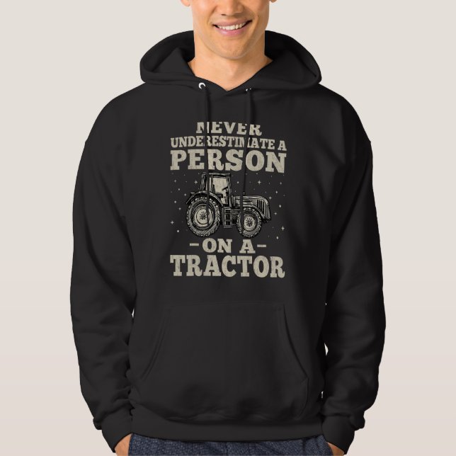 Underskatta aldrig en person på en traktoranläggni hoodie (Framsida)