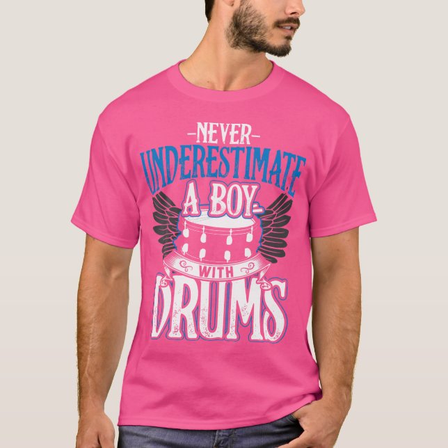 Underskatta aldrig en pojke med drummar t shirt (Framsida)