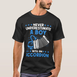 Underskatta aldrig en pojke med ett dragspel t shirt