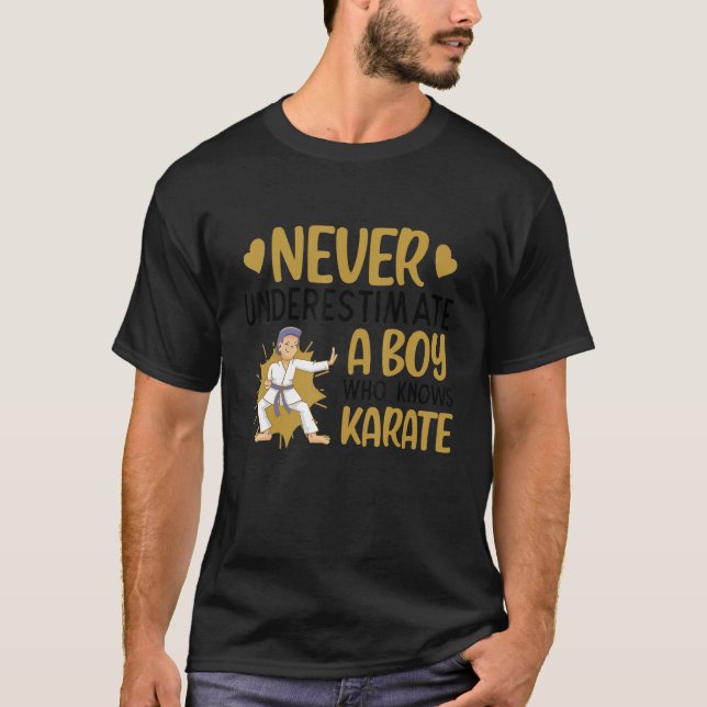 Underskatta aldrig en pojke som känner Karate Kara T Shirt (Framsida)
