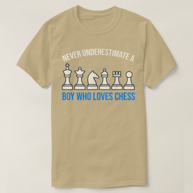 Underskatta aldrig en pojke som Kärlek Chess T Shirt (Design framsida)