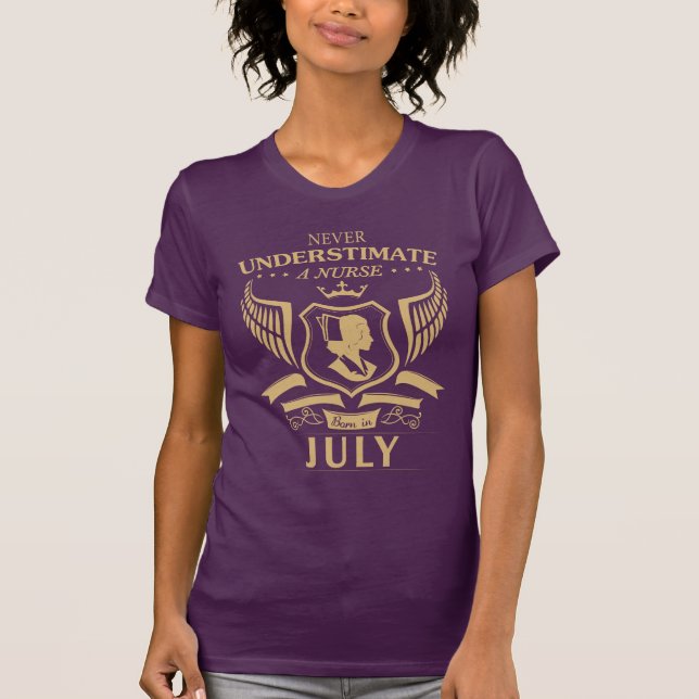 Underskatta aldrig en sjuksköterska bördiga Juli Tee Shirt (Framsida)