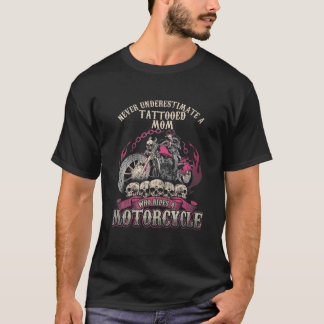 Underskatta aldrig en tatuerad Mamma som kör en mo T Shirt