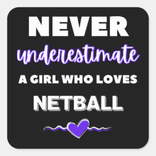 Underskatta aldrig en tjej som kärlek netball fyrkantigt klistermärke