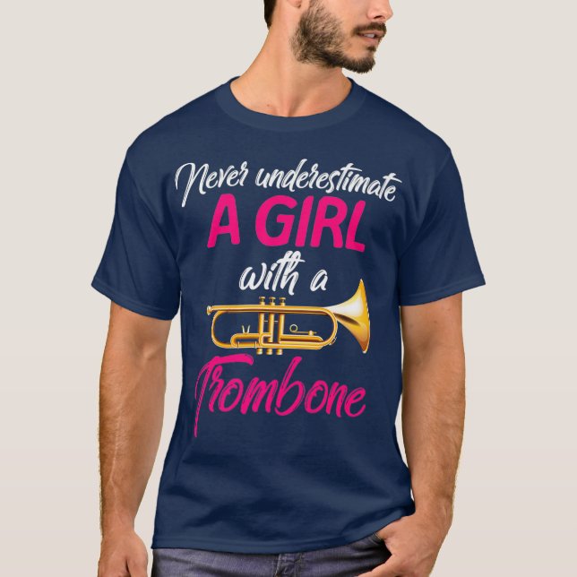 Underskatta aldrig en tjej Trombone Musician T Shirt (Framsida)