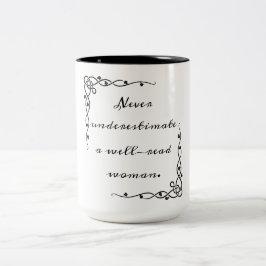 Underskatta aldrig en välläst kvinna Mugg