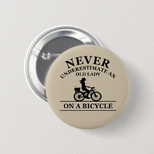 Underskatta aldrig ett gammalt dam på en cykel knapp