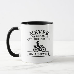 Underskatta aldrig ett gammalt dam på en cykel mugg