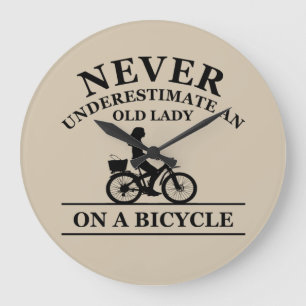 Underskatta aldrig ett gammalt dam på en cykel stor klocka