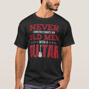Underskatta aldrig ett gammalt Manar med ett gitar T Shirt