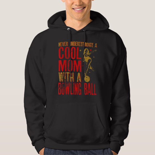 Underskatta aldrig ett Mamma med en Bowling Ball F Hoodie (Framsida)