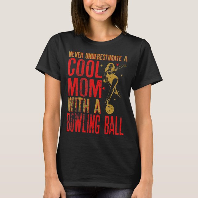 Underskatta aldrig ett Mamma med en Bowling Ball F T Shirt (Framsida)