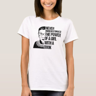 Underskatta aldrig flicka med Bok T Shirt