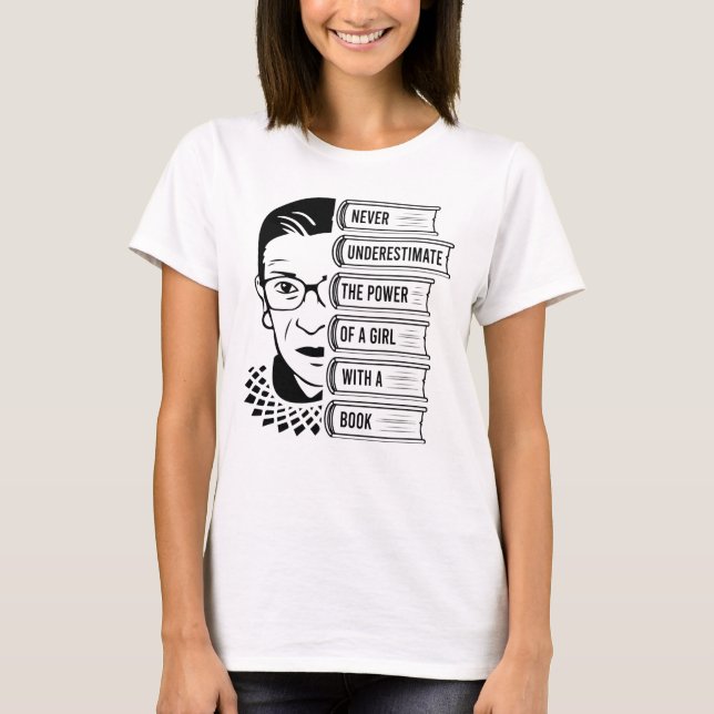Underskatta aldrig flickans kraft med Bok T Shirt (Framsida)