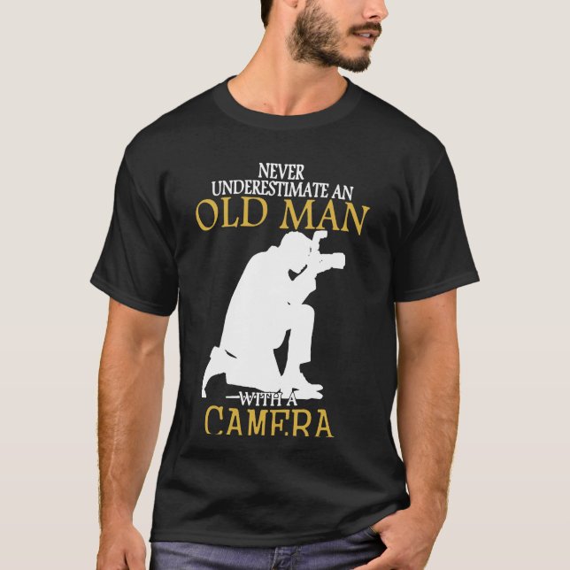 Underskatta aldrig gamal man med kameran tee shirt (Framsida)