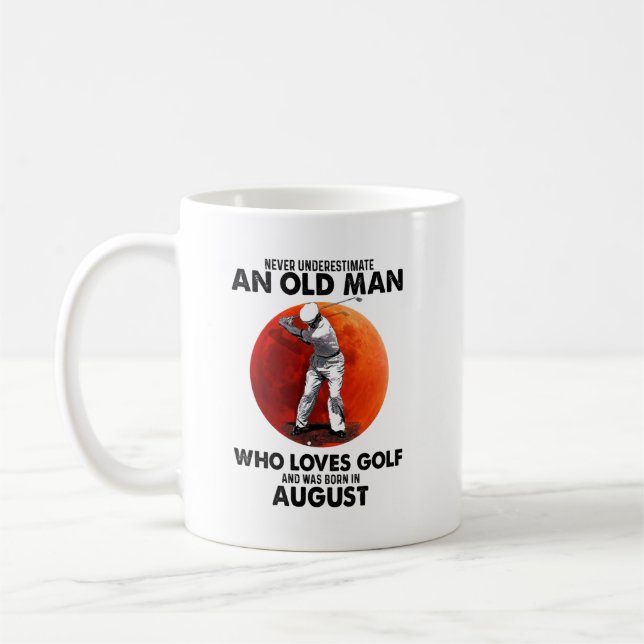 Underskatta aldrig Gamla August Man Kärlek Golf Kaffemugg (Vänster)