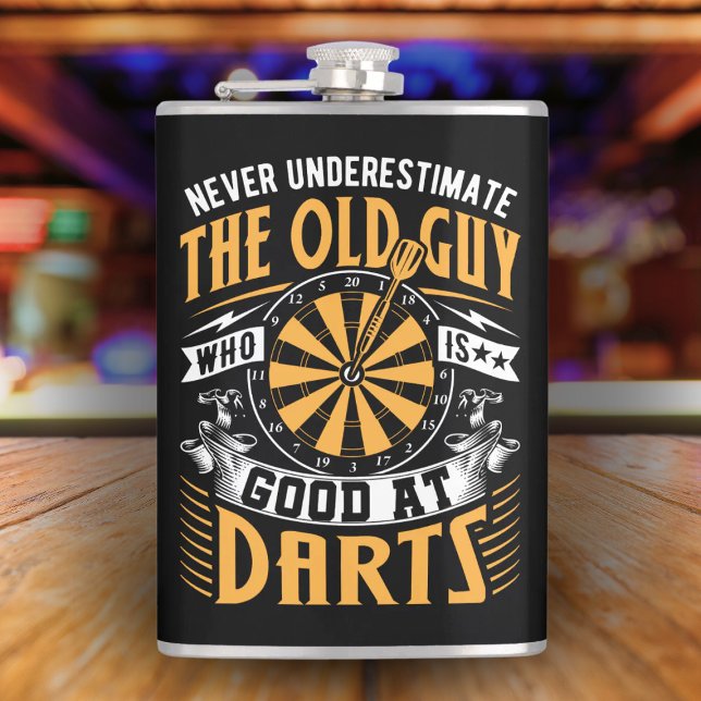 Underskatta aldrig gamla killar vid Darts Flask 8  Fickplunta (Skapare uppladdad)