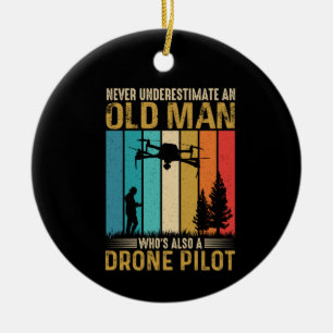 Underskatta aldrig Gamle Man Drone Pilot Julgransprydnad Keramik
