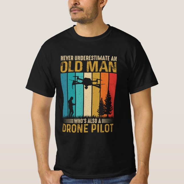 Underskatta aldrig Gamle Man Drone Pilot T Shirt (Framsida)