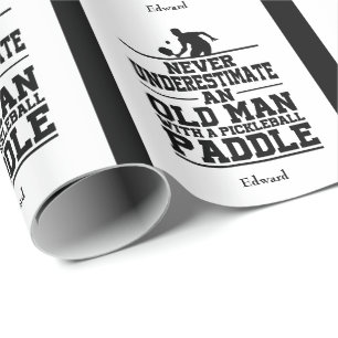Underskatta aldrig Gamle Man Funny Black Picklebal Presentpapper