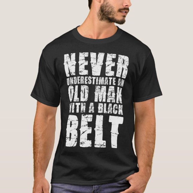 Underskatta aldrig gammal man med Bälte T Shirt (Framsida)