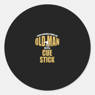 Underskatta aldrig gammal man med Cue Stick Funny Runt Klistermärke