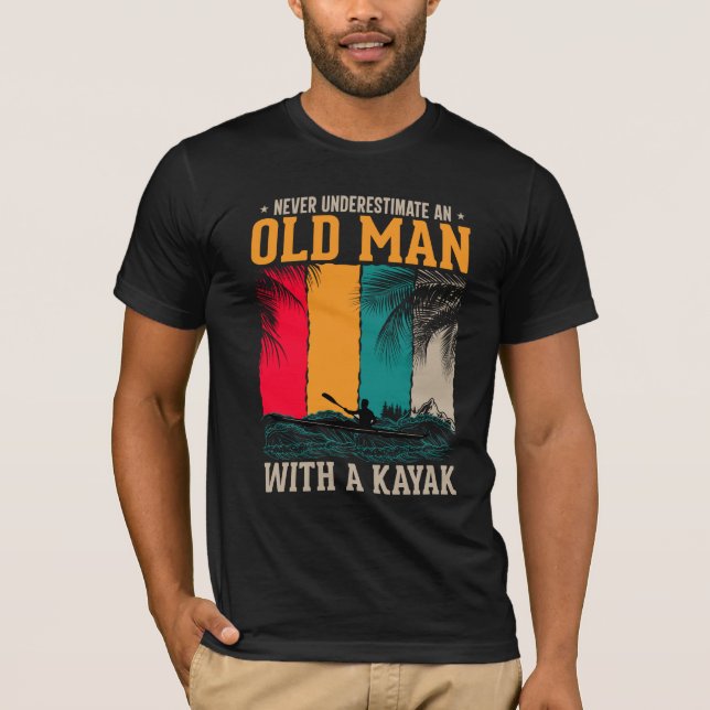 Underskatta aldrig gammal man med Kayak T Shirt (Framsida)