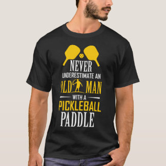 Underskatta aldrig gammal man med Pickleball Padd T Shirt