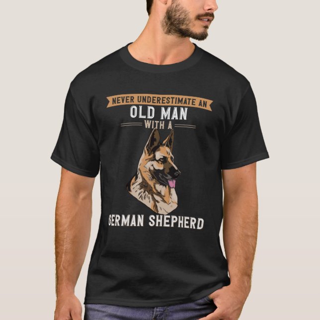 Underskatta aldrig gammal man med tysk herde t shirt (Framsida)