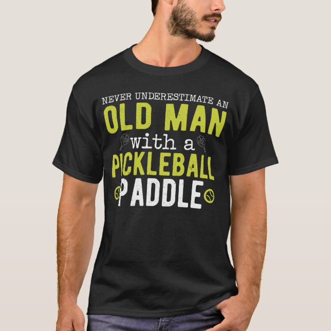 Underskatta aldrig gammal man Pickleball T Shirt (Framsida)