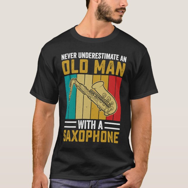 Underskatta aldrig gammal man Saxophone Player Mus T Shirt (Framsida)