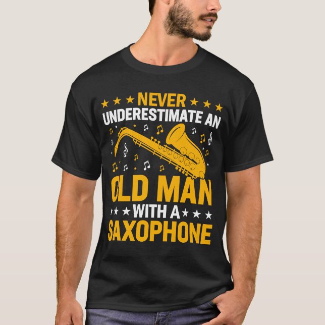 Underskatta aldrig gammal man Saxophone Player Mus T Shirt (Framsida)
