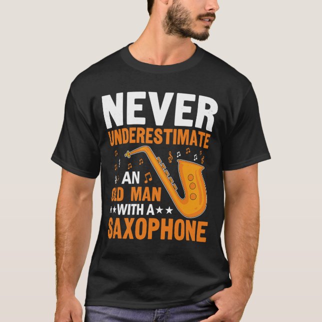 Underskatta aldrig gammal man Saxophone Player Mus T Shirt (Framsida)