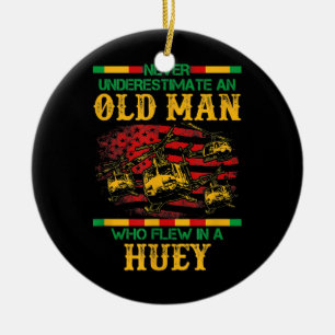 Underskatta aldrig gammal man som flydde i Huey UH Julgransprydnad Keramik