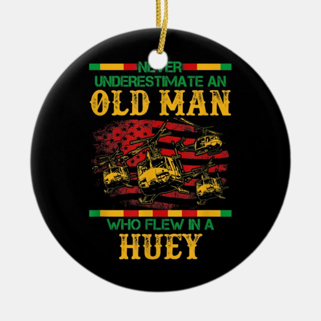 Underskatta aldrig gammal man som flydde i Huey UH Julgransprydnad Keramik (Framsidan)